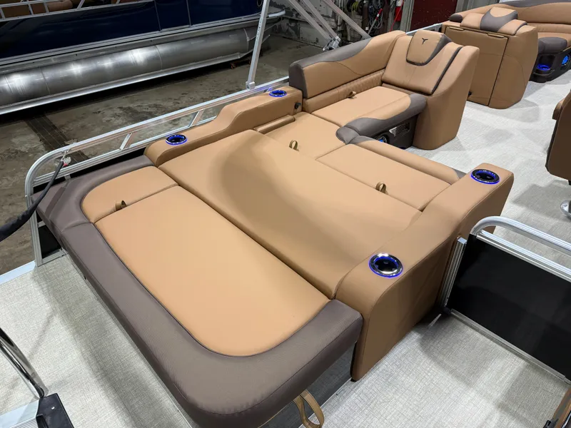 Slide: The Image of Tahoe LTZ 2385 Swingback (VRB) Tritoon & Honda 4-Stroke EFI 2026 - 19