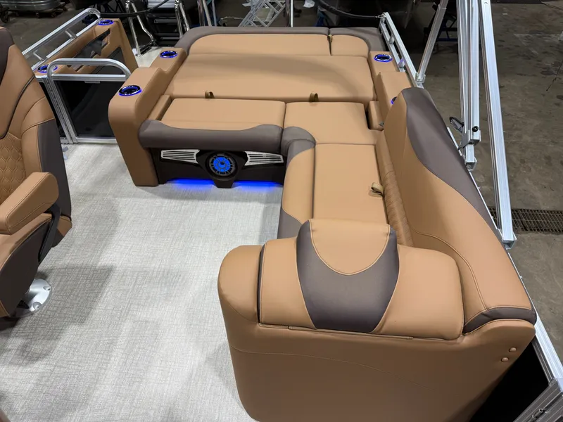 Slide: The Image of Tahoe LTZ 2385 Swingback (VRB) Tritoon & Honda 4-Stroke EFI 2026 - 20