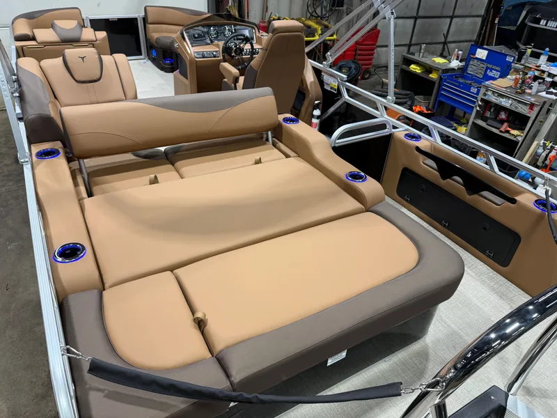 Slide: The Image of Tahoe LTZ 2385 Swingback (VRB) Tritoon & Honda 4-Stroke EFI 2026 - 21