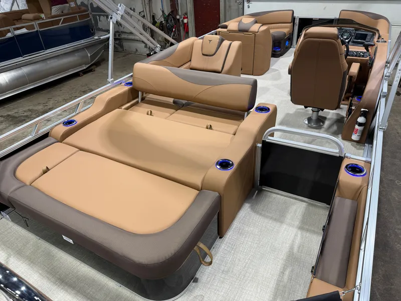 Slide: The Image of Tahoe LTZ 2385 Swingback (VRB) Tritoon & Honda 4-Stroke EFI 2026 - 22