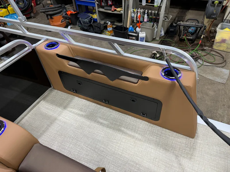 Slide: The Image of Tahoe LTZ 2385 Swingback (VRB) Tritoon & Honda 4-Stroke EFI 2026 - 23