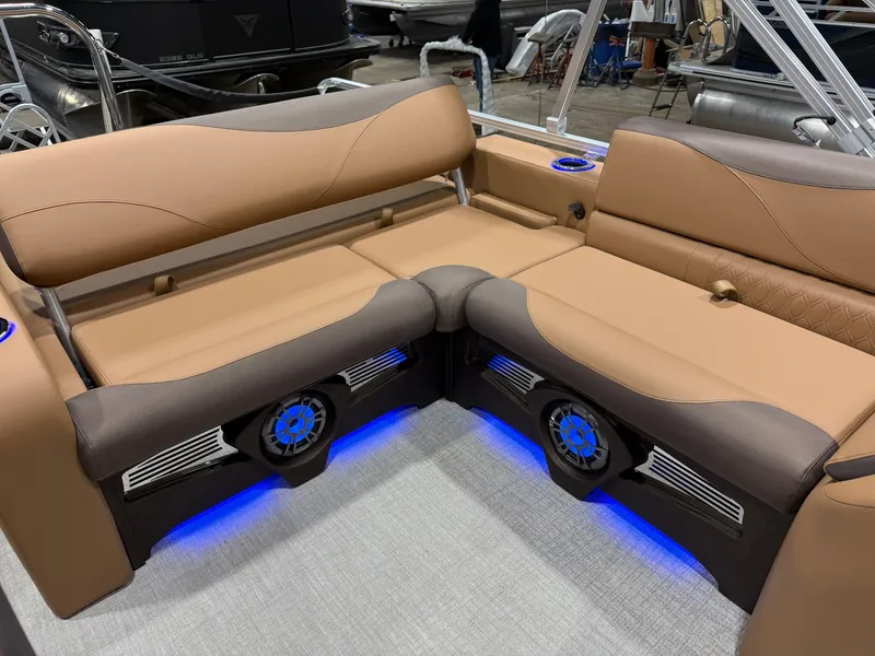 Slide: The Image of Tahoe LTZ 2385 Swingback (VRB) Tritoon & Honda 4-Stroke EFI 2026 - 28