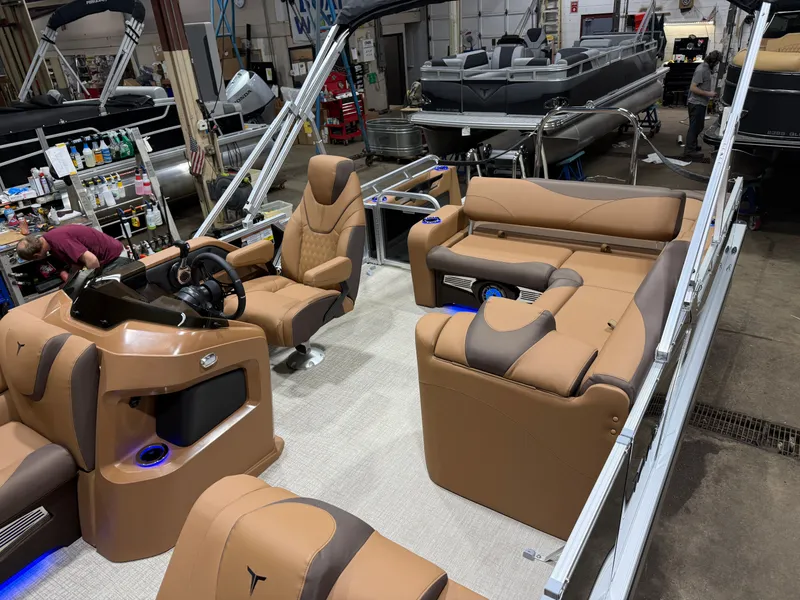 Slide: The Image of Tahoe LTZ 2385 Swingback (VRB) Tritoon & Honda 4-Stroke EFI 2026 - 3