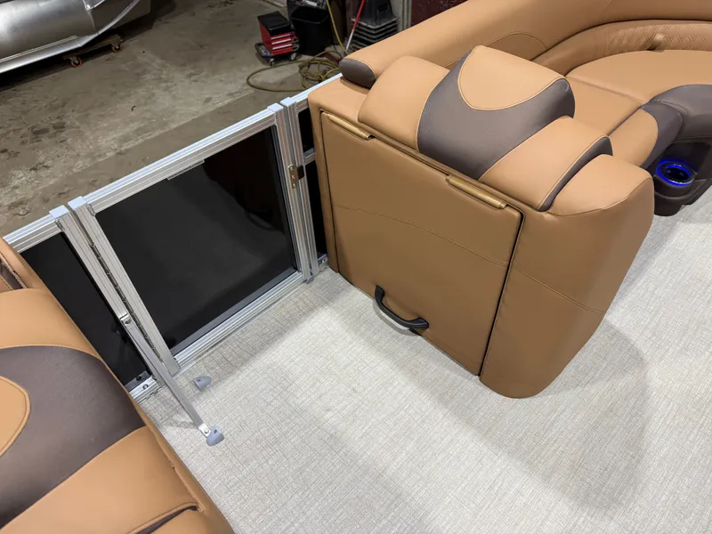 Slide: The Image of Tahoe LTZ 2385 Swingback (VRB) Tritoon & Honda 4-Stroke EFI 2026 - 30