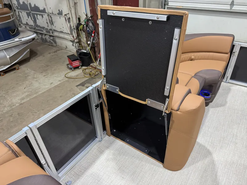 Slide: The Image of Tahoe LTZ 2385 Swingback (VRB) Tritoon & Honda 4-Stroke EFI 2026 - 31