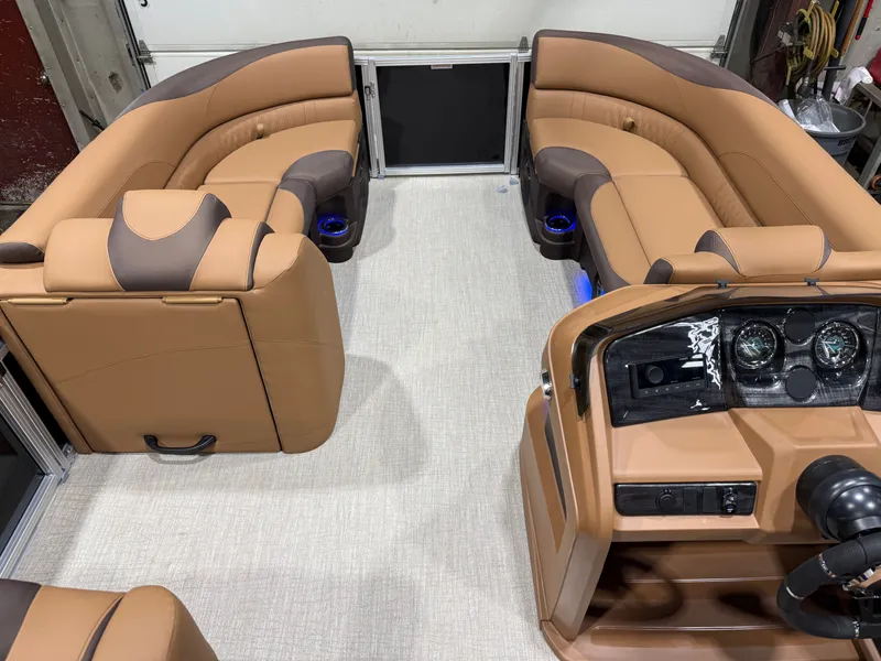 Slide: The Image of Tahoe LTZ 2385 Swingback (VRB) Tritoon & Honda 4-Stroke EFI 2026 - 32