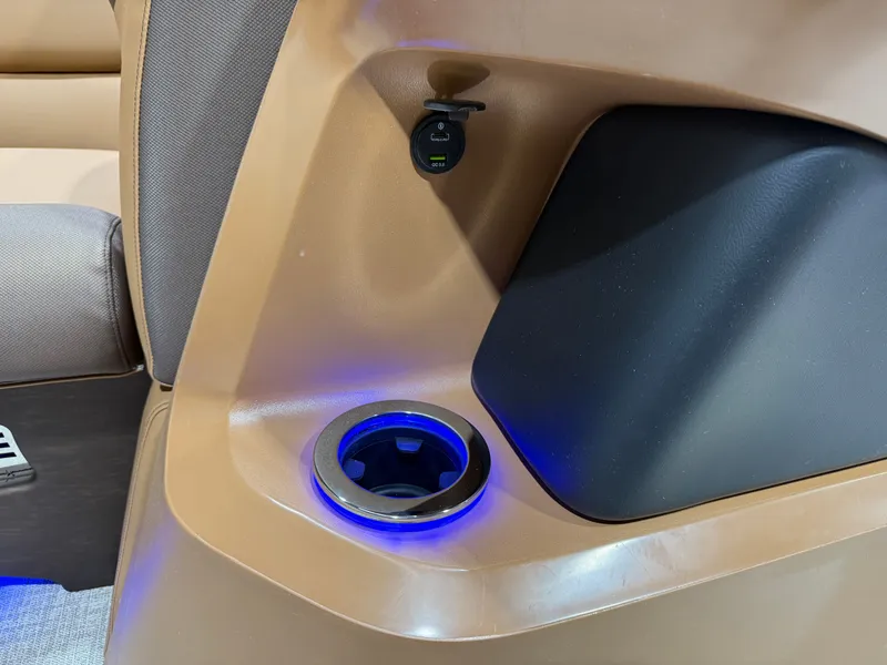 Slide: The Image of Tahoe LTZ 2385 Swingback (VRB) Tritoon & Honda 4-Stroke EFI 2026 - 33