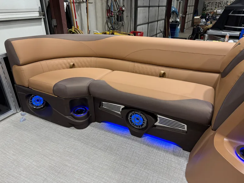 Slide: The Image of Tahoe LTZ 2385 Swingback (VRB) Tritoon & Honda 4-Stroke EFI 2026 - 34