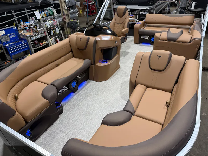 Slide: The Image of Tahoe LTZ 2385 Swingback (VRB) Tritoon & Honda 4-Stroke EFI 2026 - 35