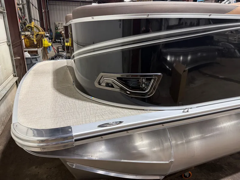 Slide: The Image of Tahoe LTZ 2385 Swingback (VRB) Tritoon & Honda 4-Stroke EFI 2026 - 39