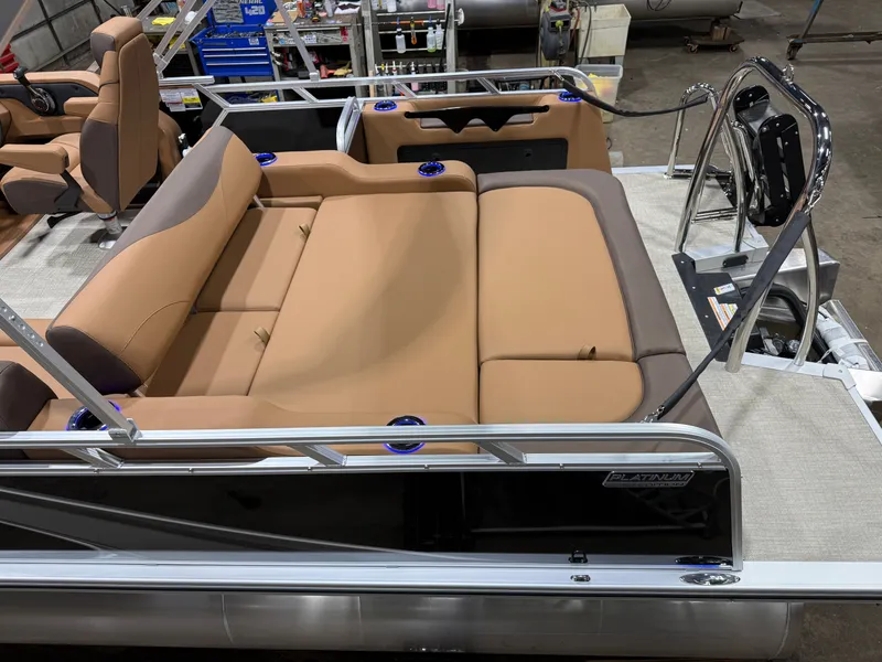 Slide: The Image of Tahoe LTZ 2385 Swingback (VRB) Tritoon & Honda 4-Stroke EFI 2026 - 4