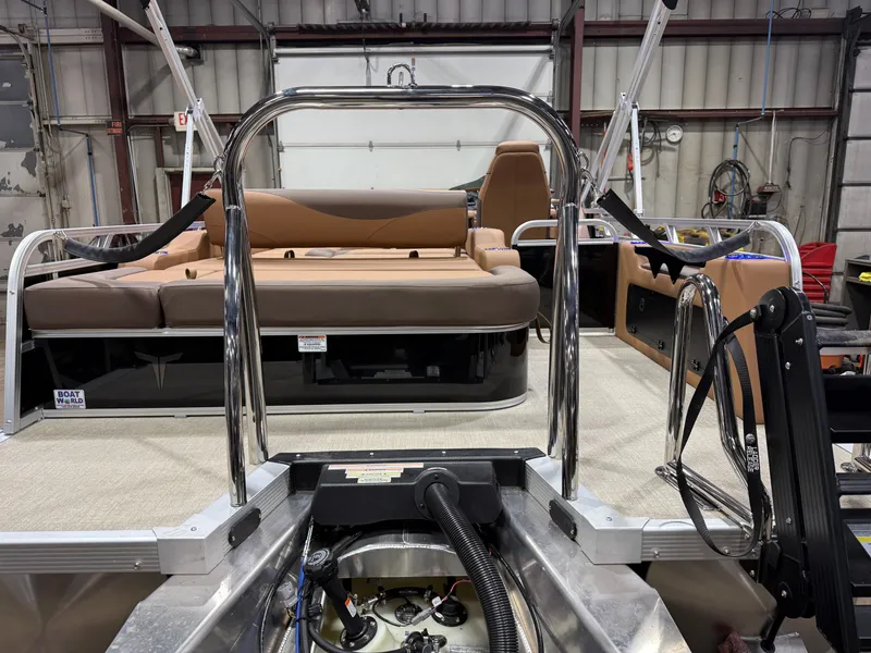 Slide: The Image of Tahoe LTZ 2385 Swingback (VRB) Tritoon & Honda 4-Stroke EFI 2026 - 47