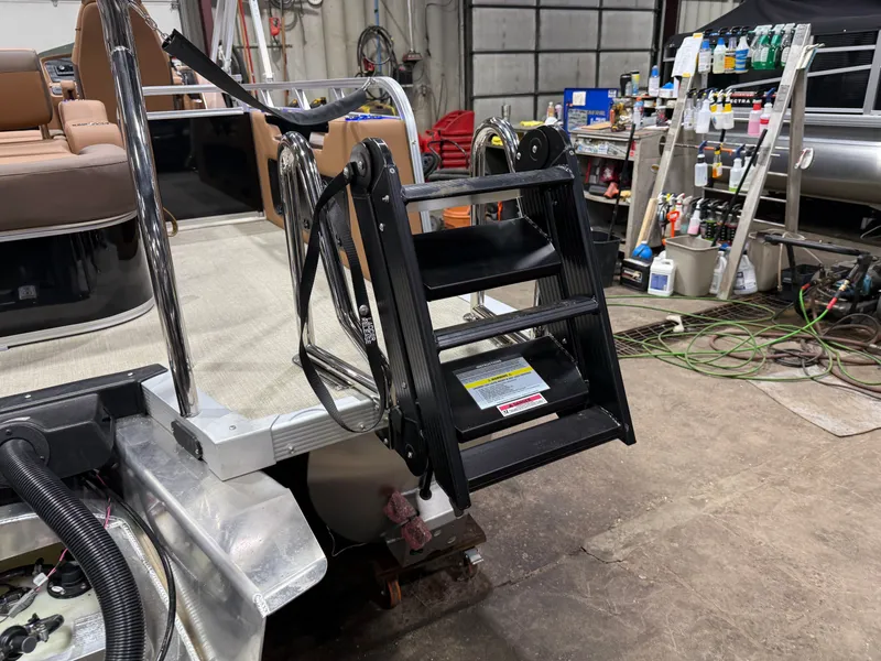 Slide: The Image of Tahoe LTZ 2385 Swingback (VRB) Tritoon & Honda 4-Stroke EFI 2026 - 48