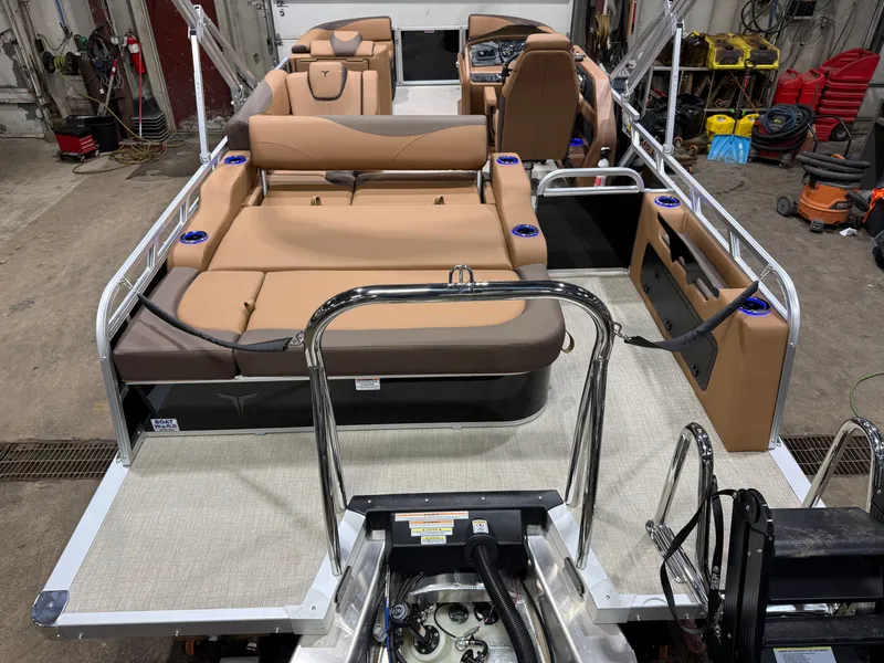 Slide: The Image of Tahoe LTZ 2385 Swingback (VRB) Tritoon & Honda 4-Stroke EFI 2026 - 5