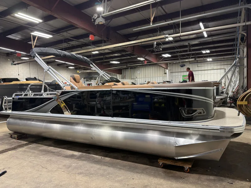 Slide: The Image of Tahoe LTZ 2385 Swingback (VRB) Tritoon & Honda 4-Stroke EFI 2026 - 51