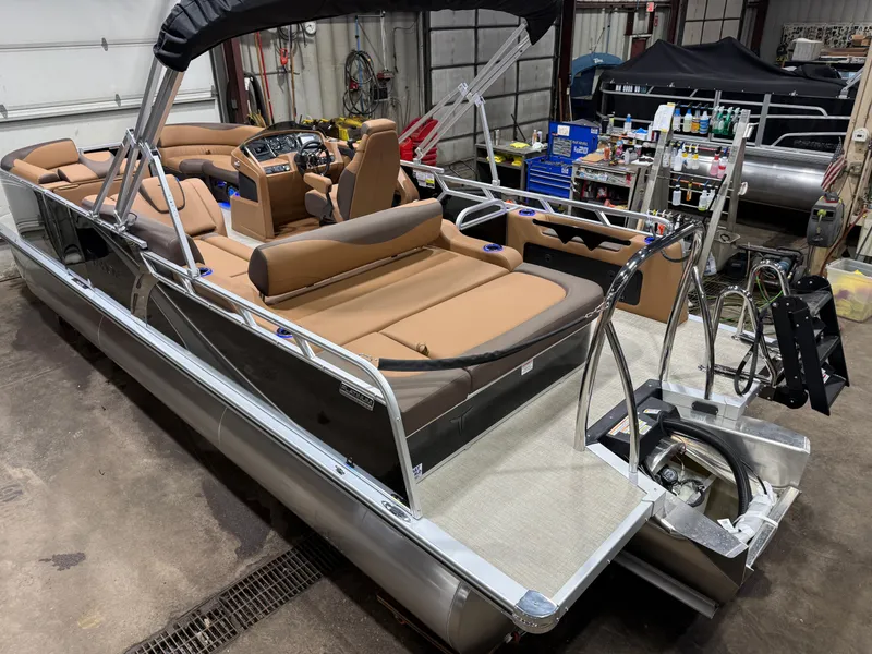 Slide: The Image of Tahoe LTZ 2385 Swingback (VRB) Tritoon & Honda 4-Stroke EFI 2026 - 52