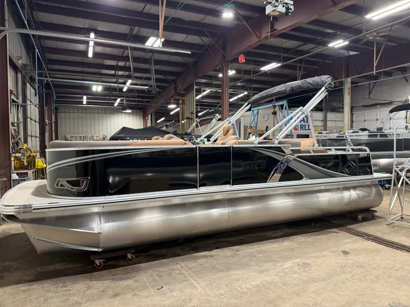 Slide: The Image of Tahoe LTZ 2385 Swingback (VRB) Tritoon & Honda 4-Stroke EFI 2026 - 53