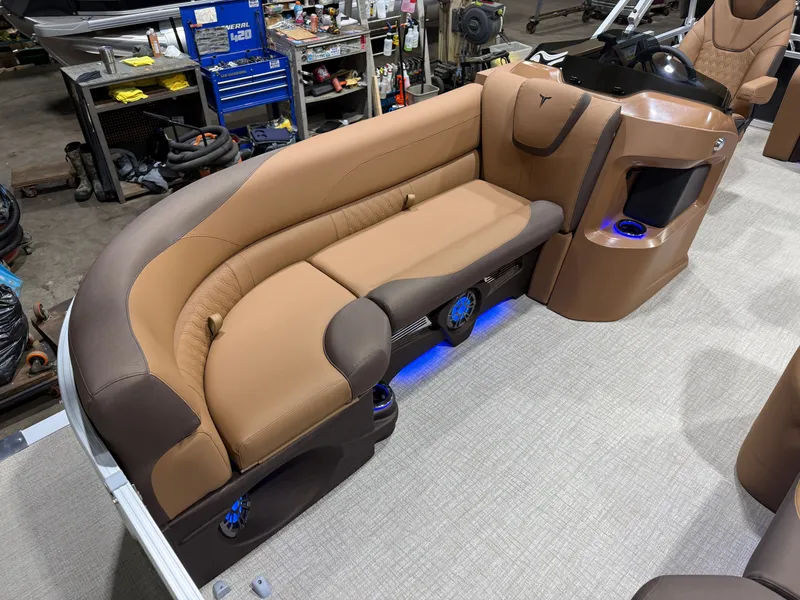 Slide: The Image of Tahoe LTZ 2385 Swingback (VRB) Tritoon & Honda 4-Stroke EFI 2026 - 7