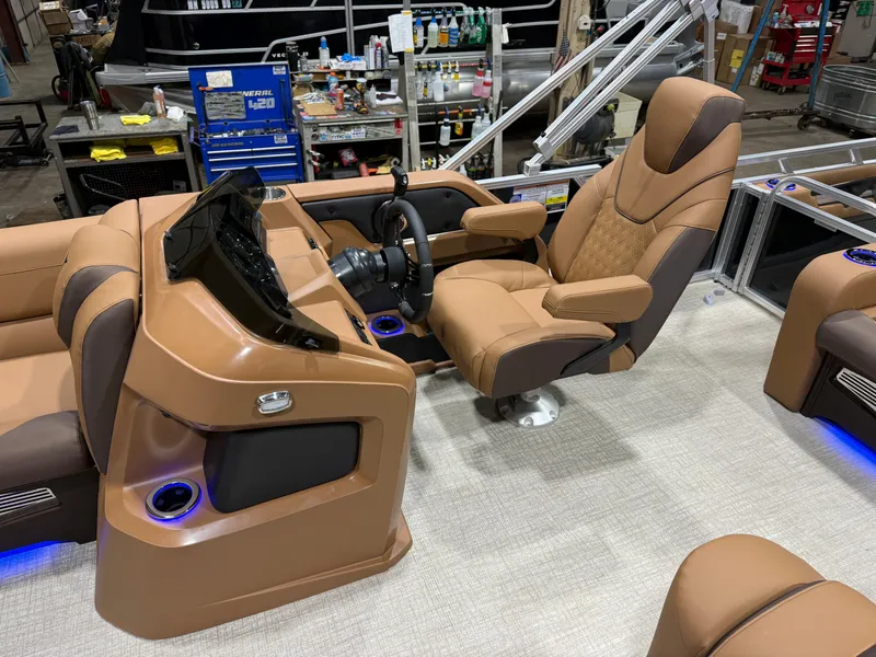 Slide: The Image of Tahoe LTZ 2385 Swingback (VRB) Tritoon & Honda 4-Stroke EFI 2026 - 9