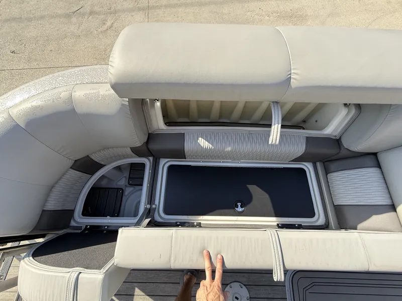 Slide: The Image of Ranger Reata 2300LS Tritoon 2020 - 21