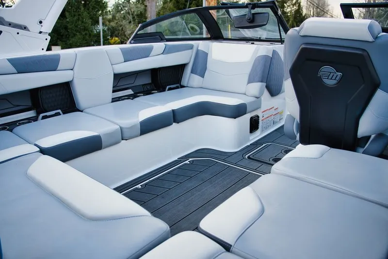 Slide: The Image of Malibu M220 2022 - 10