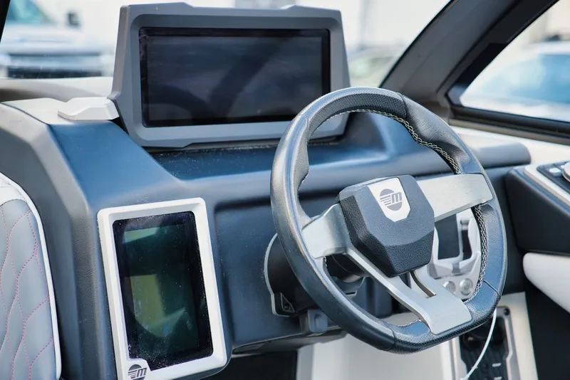 Slide: The Image of Malibu M220 2022 - 12