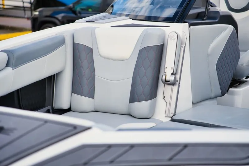 Slide: The Image of Malibu M220 2022 - 14