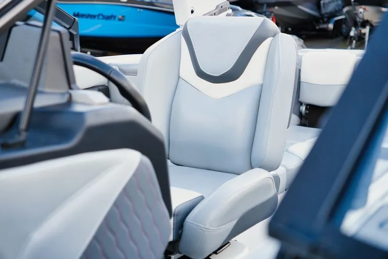 Slide: The Image of Malibu M220 2022 - 17