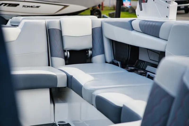 Slide: The Image of Malibu M220 2022 - 18