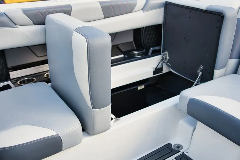 Slide: The Image of Malibu M220 2022 - 19