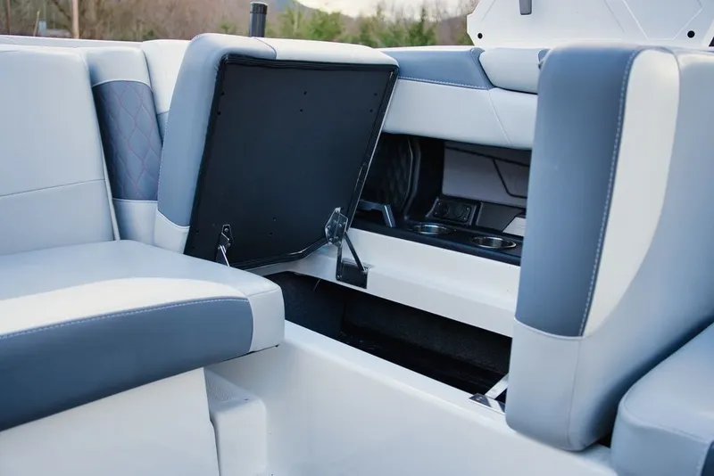 Slide: The Image of Malibu M220 2022 - 20