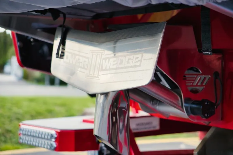 Slide: The Image of Malibu M220 2022 - 23