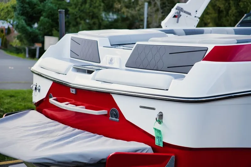 Slide: The Image of Malibu M220 2022 - 6