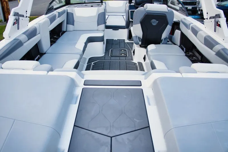 Slide: The Image of Malibu M220 2022 - 7