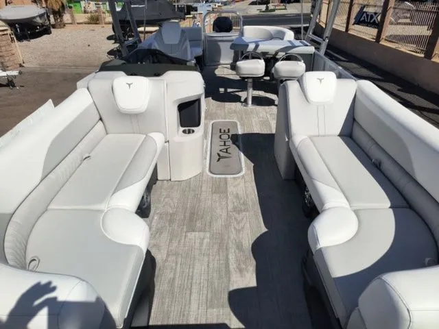 Slide: The Image of Tahoe LTZ Entertainer 25 FT 2025 - 11