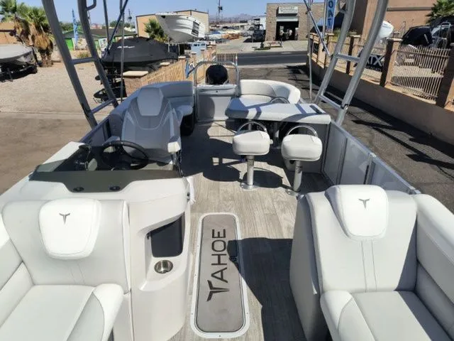 Slide: The Image of Tahoe LTZ Entertainer 25 FT 2025 - 12