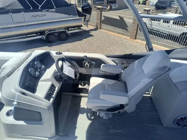 Slide: The Image of Tahoe LTZ Entertainer 25 FT 2025 - 19