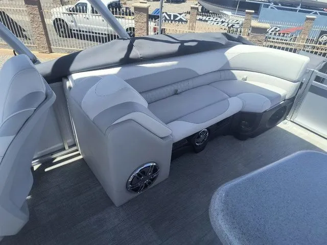 Slide: The Image of Tahoe LTZ Entertainer 25 FT 2025 - 21