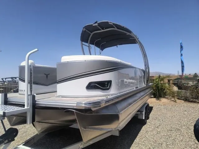 Slide: The Image of Tahoe LTZ Entertainer 25 FT 2025 - 22