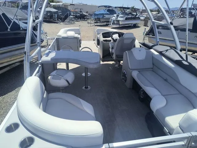 Slide: The Image of Tahoe LTZ Entertainer 25 FT 2025 - 23