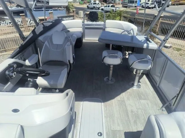 Slide: The Image of Tahoe LTZ Entertainer 25 FT 2025 - 27
