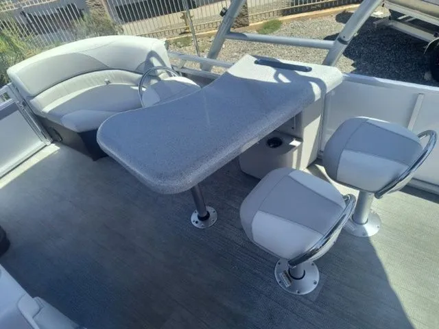 Slide: The Image of Tahoe LTZ Entertainer 25 FT 2025 - 30