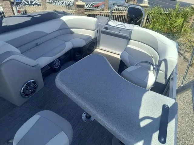 Slide: The Image of Tahoe LTZ Entertainer 25 FT 2025 - 31