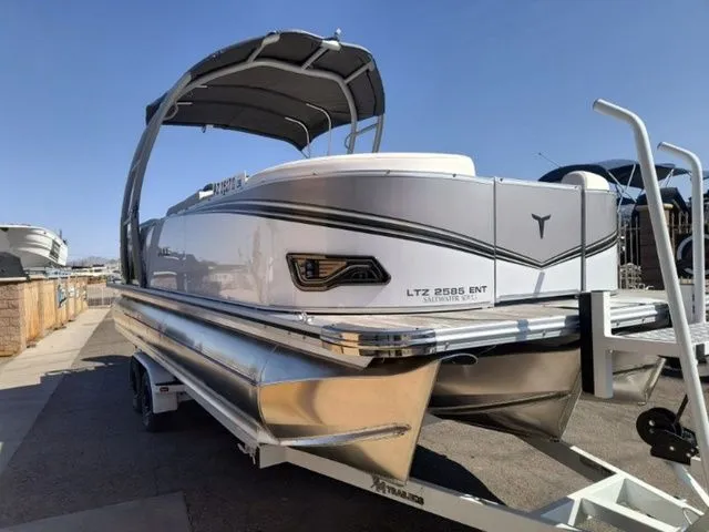 Slide: The Image of Tahoe LTZ Entertainer 25 FT 2025 - 4