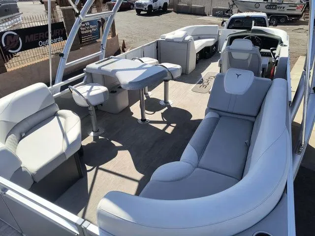 Slide: The Image of Tahoe LTZ Entertainer 25 FT 2025 - 7