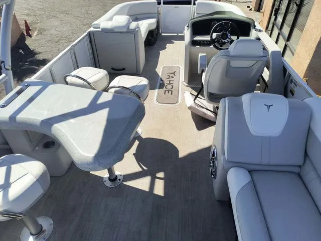 Slide: The Image of Tahoe LTZ Entertainer 25 FT 2025 - 8