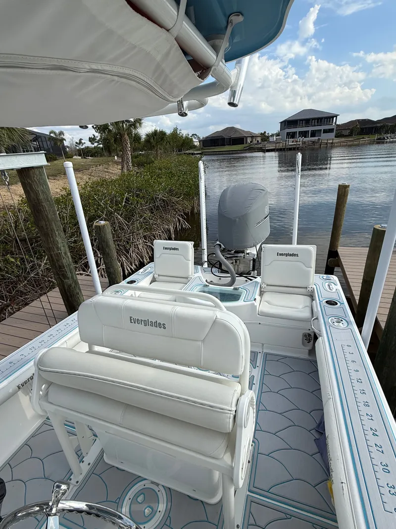 Slide: The Image of Everglades 243 Center Console 2016 - 10