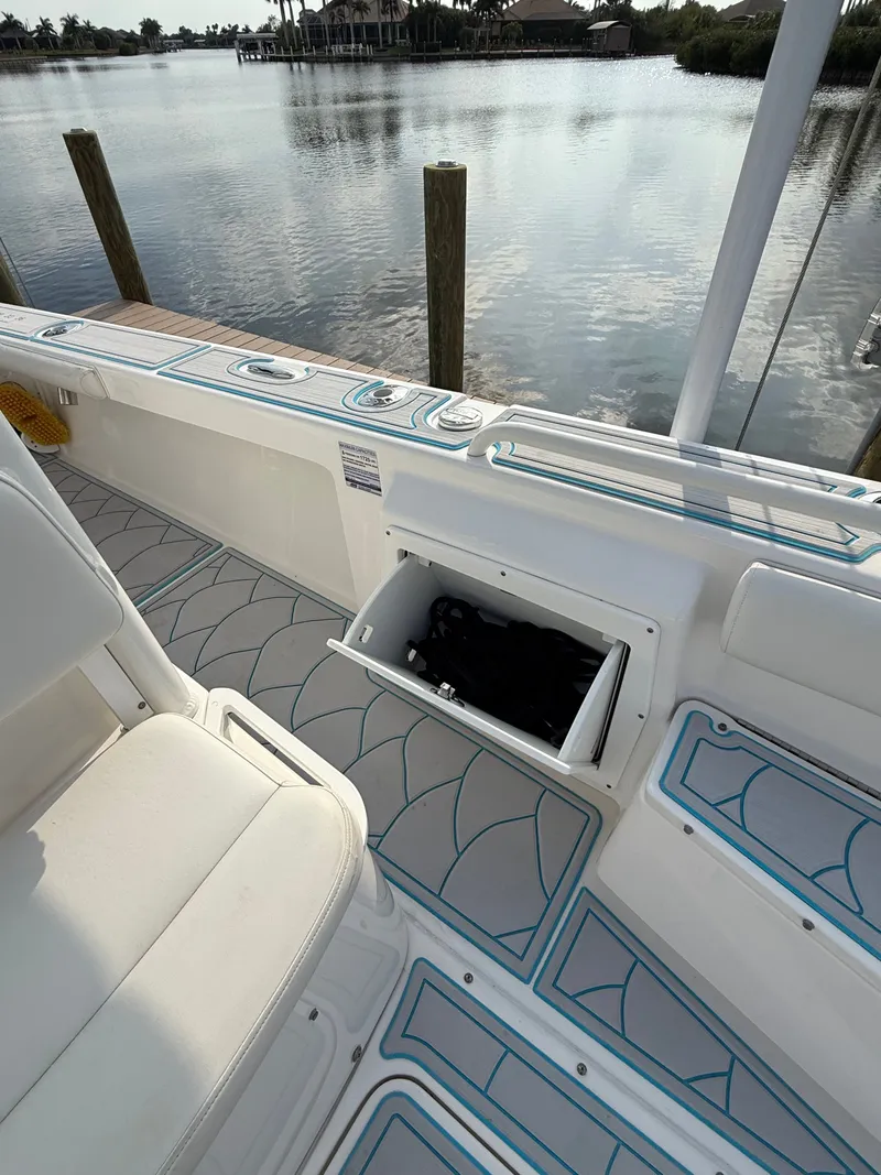 Slide: The Image of Everglades 243 Center Console 2016 - 11