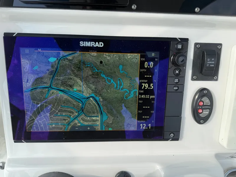 Slide: The Image of Everglades 243 Center Console 2016 - 3