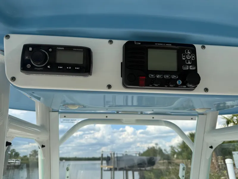 Slide: The Image of Everglades 243 Center Console 2016 - 4